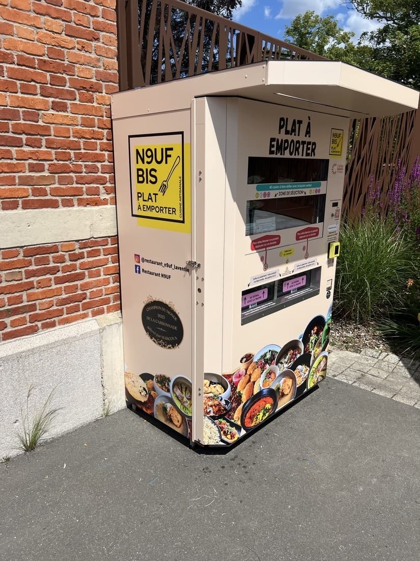 Recouvrement adhésif haute performance d'un distributeur automatique de repas