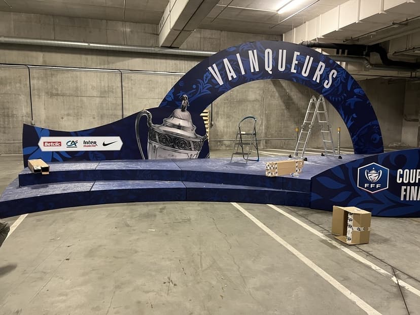 Recouvrement adhésif éphémère d'un podium événementiel