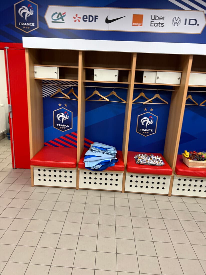 Recouvrement adhésif d'un vestiaire pour un événement sportif