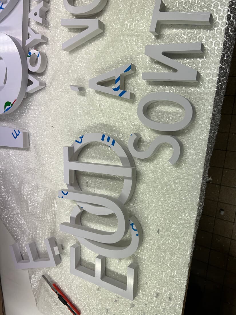 Découpe de lettres en PVC 19 mm blanc