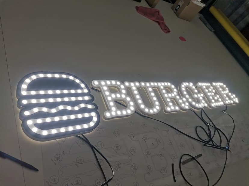 Usinage de lettres boîtiers lumineuses pleine masse en PVC 30 mm